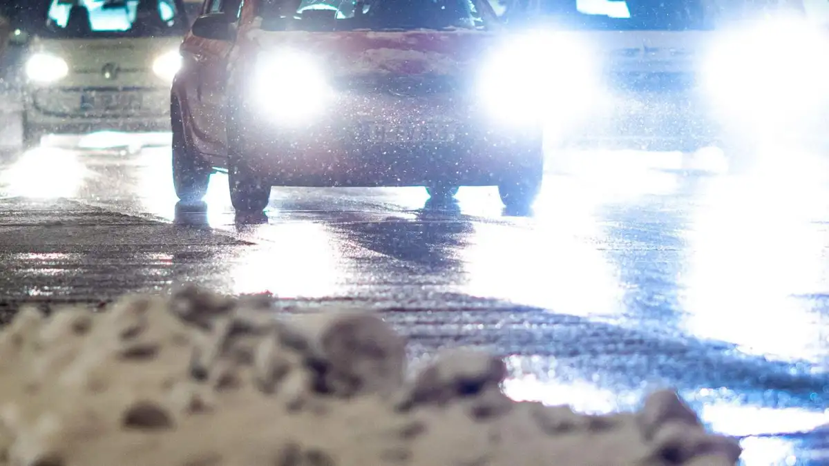 Bremen-erwartet-Glatteis-Unwetterwarnung-f-r-Montag