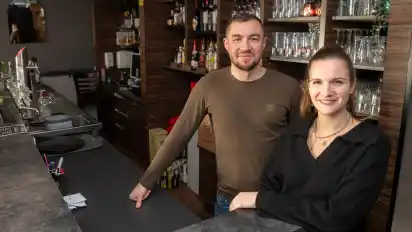 Andre und Annika Geisler in ihrer Kneipe an der Hauptstraße 99a in Oyten.