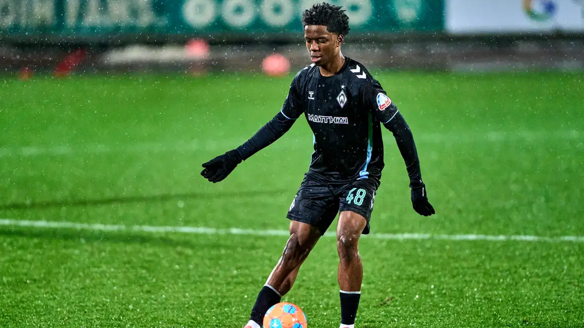 Werder Bremen: Wesley Adeh wird Profi im Mittelfeld