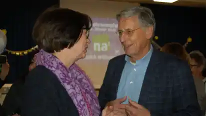 Peter Sakuth, SPD-Innensenator a.D. und Vorsitzender des Trägervereins, begrüßte im Nachbarschaftshaus auch Bremens Gesundheitssenatorin Claudia Bernhard (Linke).