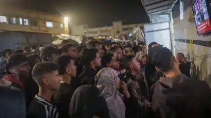 Menschen im Gazastreifen warten auf die Verkündung eines Waffenruheabkommens zwischen der Hamas und Israel.
