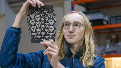 Vincent Baumbach absolviert seinen Bundesfreiwilligendienst im Fablab. Die Arbeit, die er hier zeigt, ist am Lasercutter entstanden.
