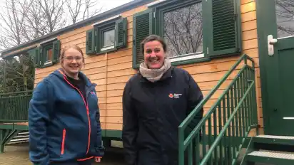Sind sehr froh über den neuen Wichtelwagen, der in der Tarmstedter Kita Schulstraße eine wichtige Rolle spielt: Leiterin Catharina Sprung (links) und Bereichsleiterin Natascha Metzner vom DRK-Kreisverband Bremervörde.