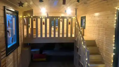 Sieht aus wie ein Kindergarten und ist auch einer: ein Blick ins Innere des neuen Wichtelwagens.