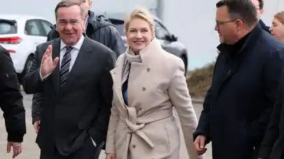 Minister Pistorius (li.), Ministerpräsidentin Schwesig und TKMS-Chef Burkhard auf Werftbesuch in Wismar.