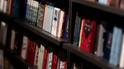 Für manche gehört ein gutes Buch zum gemütlichen Feierabend einfach dazu.