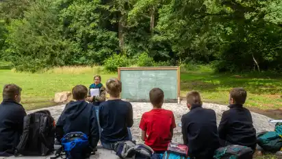 Im Zuge des Projekts ”Klimaschutz und Inklusion” wurde im Friedehorst-Park ein grünes Klassenzimmer angelegt. Es kann auch weiterhin von Schulen, Kitas und Gruppen genutzt werden.