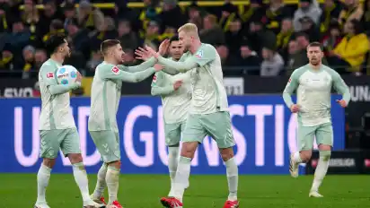 Die Werder-Profis jubeln nach dem Ausgleich.