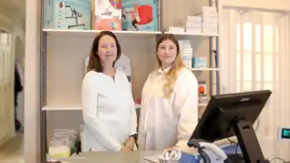 Beraten ihre Kunden im Sanitätshaus "Walle Vital": Petra Hoffmann (links) und Alina Veskovic.