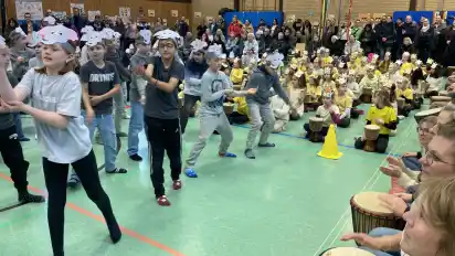 Die Kinder der Grundschule Erichshof hatten viel Spaß beim dreitägigen Trommelworkshop mit anschließendem Mitmachkonzert in der Sporthalle.