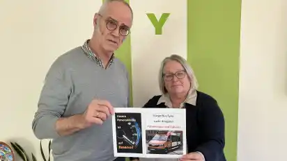 Carsten Müller (links) und Suse Laue appellieren an Bürgerinnen und Bürger, sich als Bürgerbusfahrerinnen und -fahrer zu engagieren.