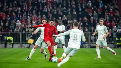 Während des Spiels zwischen Bayern und Werder protestierten Fans beider Lager gegen die DFL.