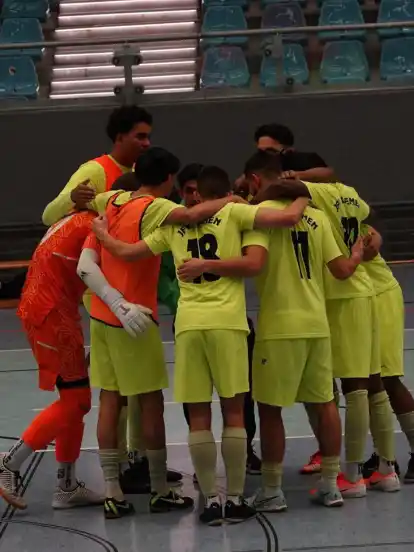 Großer Zusammenhalt zeichnete die A-Junioren des JFV Bremen bei der Endrunde um den norddeutschen Futsal-Titel aus. Am Ende mussten sie sich im Finale hauchdünn mit 10:11 nach Entscheidungsschießen geschlagen geben.