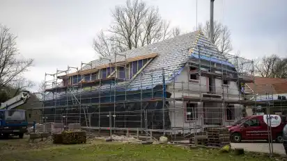 Auf der Baustelle in Stuckenborstel ist das Brettmann-Haus noch eingerüstet. Mit Hochdruck wird von den Gewerken an der Vollendung des Bauprojekts gearbeitet.