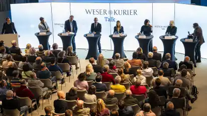 WESER-KURIER-Chefredakteur Benjamin Piel, Sergej Minich (AfD), Volker Redder (FDP), Thomas Röwekamp (CDU), Doris Achelwilm (Linke), Ulrike Hiller (SPD), Kirsten Kappert-Gonther (Grüne) und Berlin-Korrespondent Markus Peters (von links) am Mittwochabend im Haus der Bürgerschaft.