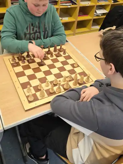 Jannis (links) spielt schon seit der ersten Klasse Schach. Auch Valentin liebt das Spiel der Könige. Bei den Entdeckertagen konnten der Siebt- und der Sechstklässler gegeneinander antreten.