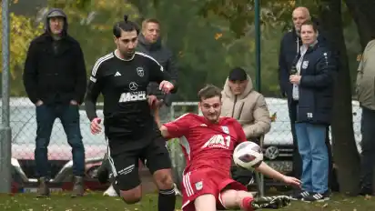 Musa Karli (links) traf für Tur Abdin beim Testspiel gegen den VfL 07 Bremen.