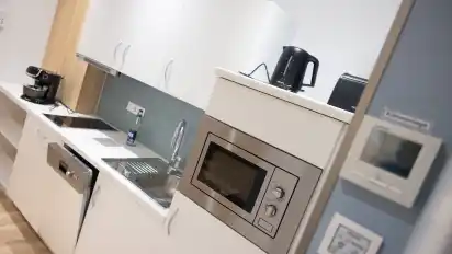 Die Zimmer sind auch mit einer Küche ausgestattet.