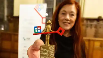 Die androgyne Preisskulptur mit ihrer Gestalterin, der Worpsweder Bildhauerin Gisela Eufe.