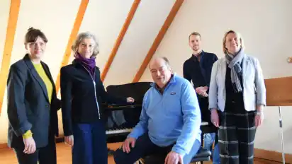 Carolin Novak (Stadtwerke Osterholz), VHS-Leiterin Martina Michelsen, Klaus Möckelmann, David Cramer (Kulturamt) und Birgit Asmann von der Volksbank (von links).