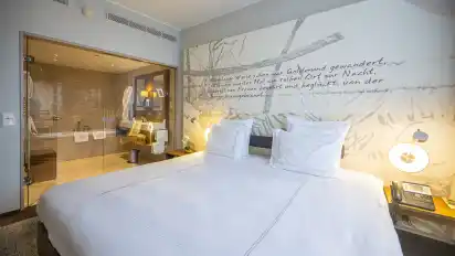 Das Zitat von Hermann Hesse an der Wand über dem Kingsize-Bett sorgt für den literarischen Faktor in der Suite.