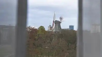Viel mehr Bremen geht nicht: Blick auf die Wallmühle aus einem der Fenster der Suite.