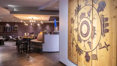 Das vom Künstler Jorg André Dieter kreierte Themenrad im Eingangsbereich zur Bar zeugt von der hohen Identifikation mit der Weserstadt.