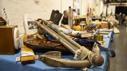 Beim Flohmarkt des Vereins Kutter- und Museumshaven Vegesack wurden allerlei maritime Objekte angeboten.