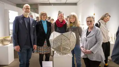 Die Ausstellung Take 14 mit zeitgenössischer Keramik im Kreismuseum eröffneten (von links) Nils Meyer, Friedrun Fritzsche, Katrin Hermann, Sabine Kratzer und Annette Ody.