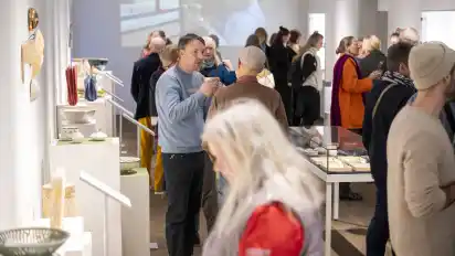 Etliche Besucher sahen die Ausstellungseröffnung von Take 14 im Kreismuseum.