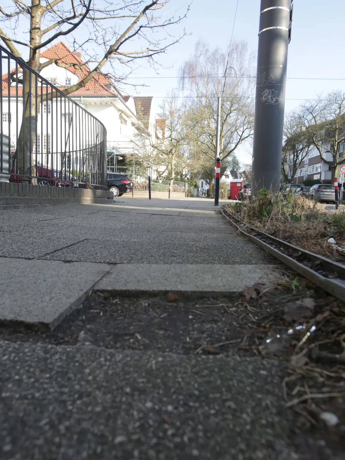 Schwachhausenの光ファイバー構造サイトに従って壊れた歩道