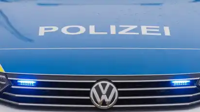 Eine Autofahrerin übersah einen von rechts kommenden Radfahrer, der womöglich verletzt wurde (Symbolbild).
