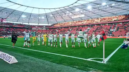 Werders Spieler feiern den Sieg in Leverkusen.