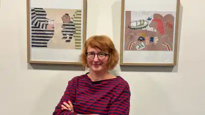 Illustratorin Corinna Pourian zeigt in der Bildungsstätte Bredbeck ihre Bilder.