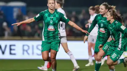 Jubel bei Werder: Torschützin Larissa Mühlhaus wird von Verena Wieder und Tuana Mahmoud (rechts) gefeiert.