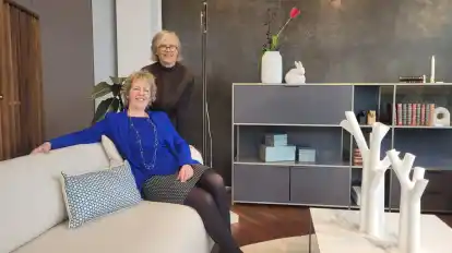 Susanne Wätjen (links) und Ulrike Ranke freuen sich über das lichtdurchflutete Studio – und auf viele Besucher, die sich von den Möbeln inspirieren lassen möchten.