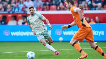 Seine Entwicklung geht in die richtige Richtung, meint Oliver Reck über Stürmer André Silva, der hier Leverkusens Torhüter Lukas Hradecky bedrängt.