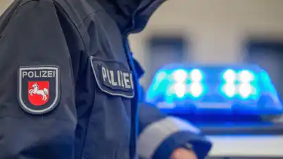 Die Bundesstraße 214 musste zur Bergung des Fahrzeuges gesperrt werden (Symbolbild).