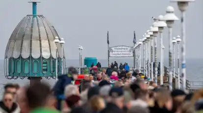 Ostern an die Ostsee? Touristen sind bei sonnigem Wetter im Ostseebad Zinnowitz auf der Seebrücke unterwegs.