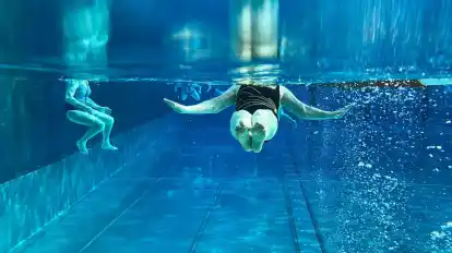 Auch Erwachsene können noch schwimmen lernen, einen entsprechenden Kurs bietet die Eisbär-Schwimmschule in Delmenhorst an (Symbolbild).