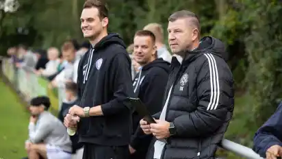 War angesichts des Spielverlaufs gegen Rehburg mit einem Punkt zufrieden: Vilsen-Trainer Torsten Klein (rechts).