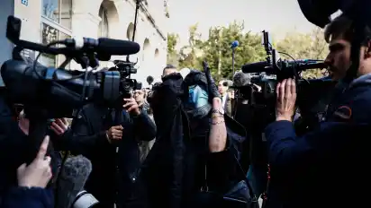 Das Medieninteresse am Prozess – hier bei der Ankunft der Ex-Frau des Angeklagten – ist groß.