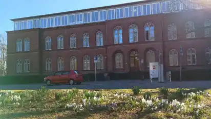 Ein 22-Jähriger aus Delmenhorst muss sich vor dem Landgericht Oldenburg wegen Vergewaltigung verantworten.