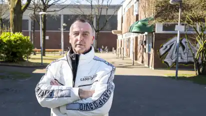 Oliver Gufler (53) ist sauer. Der Verfall der Bezirkssportanlage Süd betrifft nicht nur seinen Sohn, sondern alle Kinder und Jugendlichen im Stadtteil.
