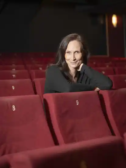 In "Misery" spielt Heidi Jürgens am Weyher Theater eine komplexe und vielschichtige Figur: Annie Wilkes.