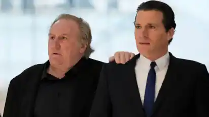 Paris am Dienstag: Gérard Depardieu mit seinem Anwalt Jérémie Assous auf dem zur Gerichtsverhandlung.