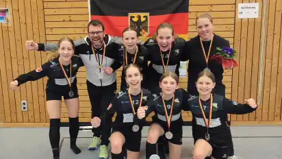 Größter Erfolg der Vereinsgeschichte: Die U14-Faustballerinnen sind Deutscher Vizemeister.