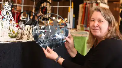 Wieder mit ihren Uhren aus alten Vinyl-Schallplatten dabei ist Katja Meyer aus Martfeld bei der Freizeitkünstlerausstellung am Sonntag im Gasthaus Dillertal.