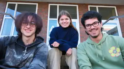 Niclas Stöver (von links), Nelli Strebel und Ahmad Hajj Moussa organisierten den Aktionstag gegen Ausgrenzung und Rassismus und wurden dafür in dieser Woche mit dem H.H.-Leopold-Preis geehrt.