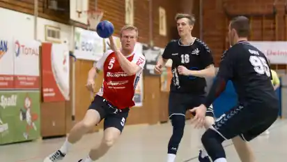 Tim Coors (links) gab sein Comeback und tat dem Spiel der HSG Delmenhorst II sehr gut.